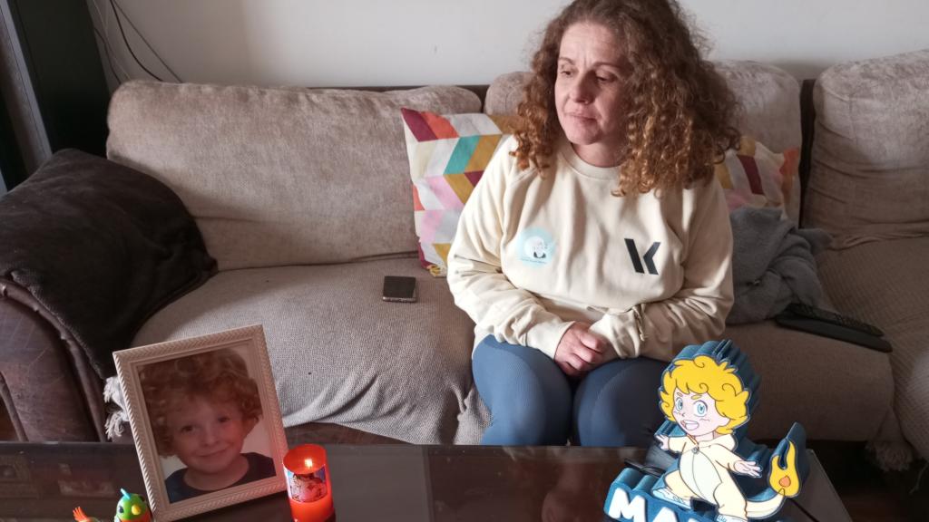 Isabel Muelas, este viernes, en su casa de Molina de Segura, contemplando una foto de su hijo Martín.