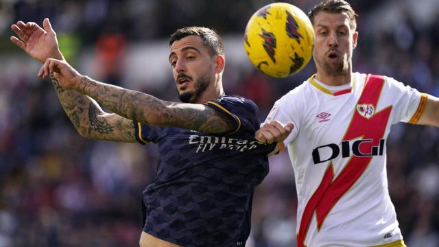 Joselu pelea por el balón con Lejeune.