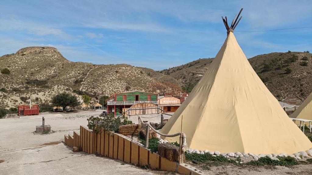 Una de las tiendas tipi donde descansan los actores y visitantes.