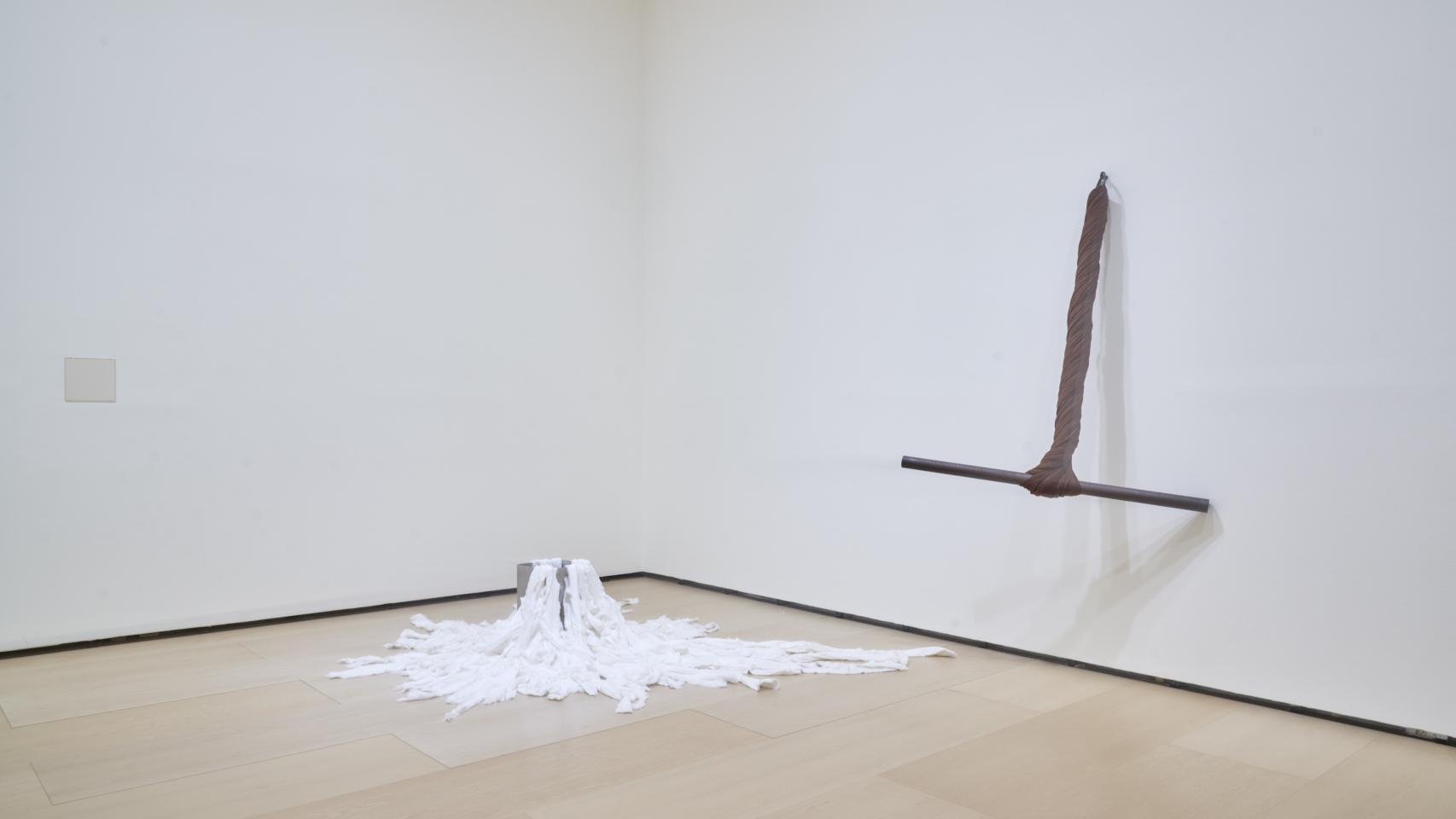 Vista de la exposición. Foto: Museo Guggenheim © Giovanni Anselmo