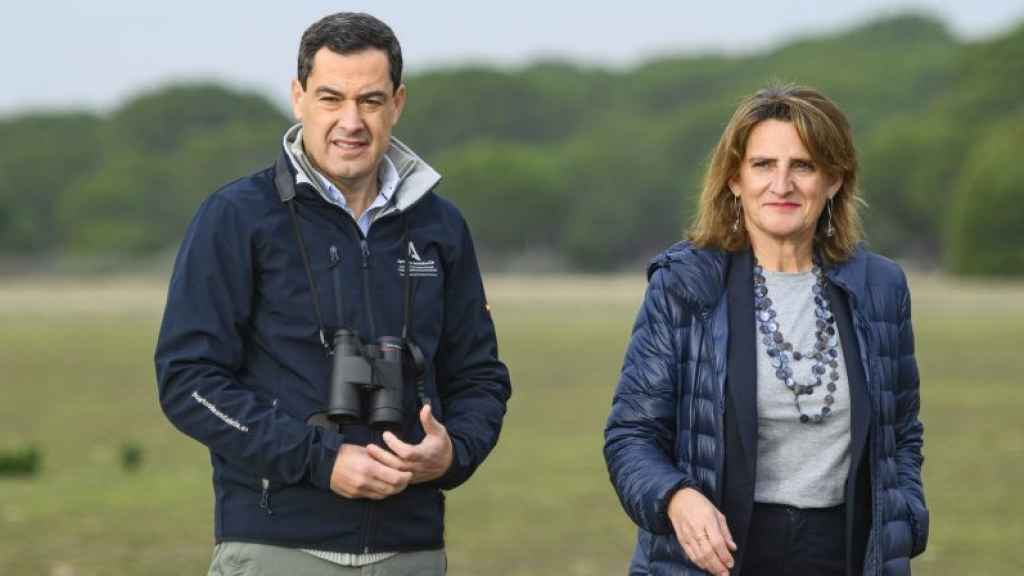 El presidente de la Junta de Andalucía, Juanma Moreno, y la ministra para la Transición Ecológica, Teresa Ribera, en una imagen de archivo en Doñana.