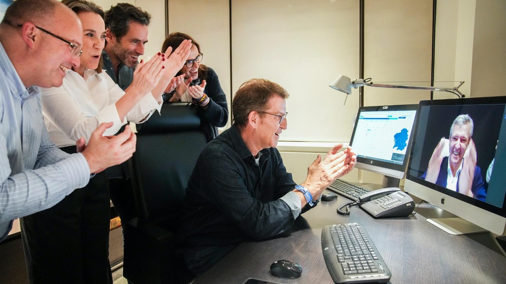 Videoconferencia entre Feijóo, rodeado de la cúpula de Génova, y Alfonso Rueda, tras conocer los resultados de las elecciones gallegas.