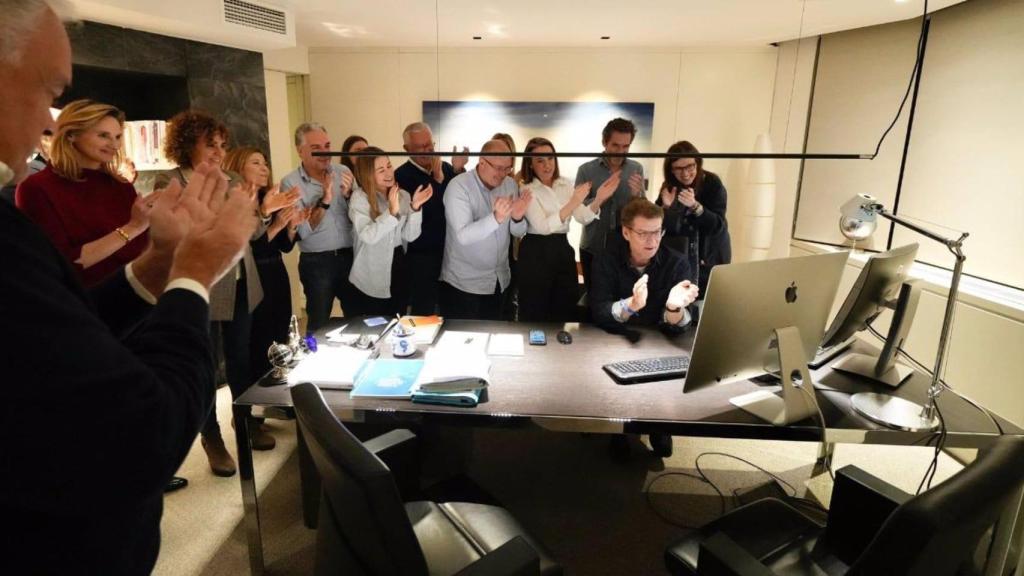 El líder del PP, Alberto Núñez Feijóo, celebra con su equipo la mayoría absoluta del PP en Galicia.
