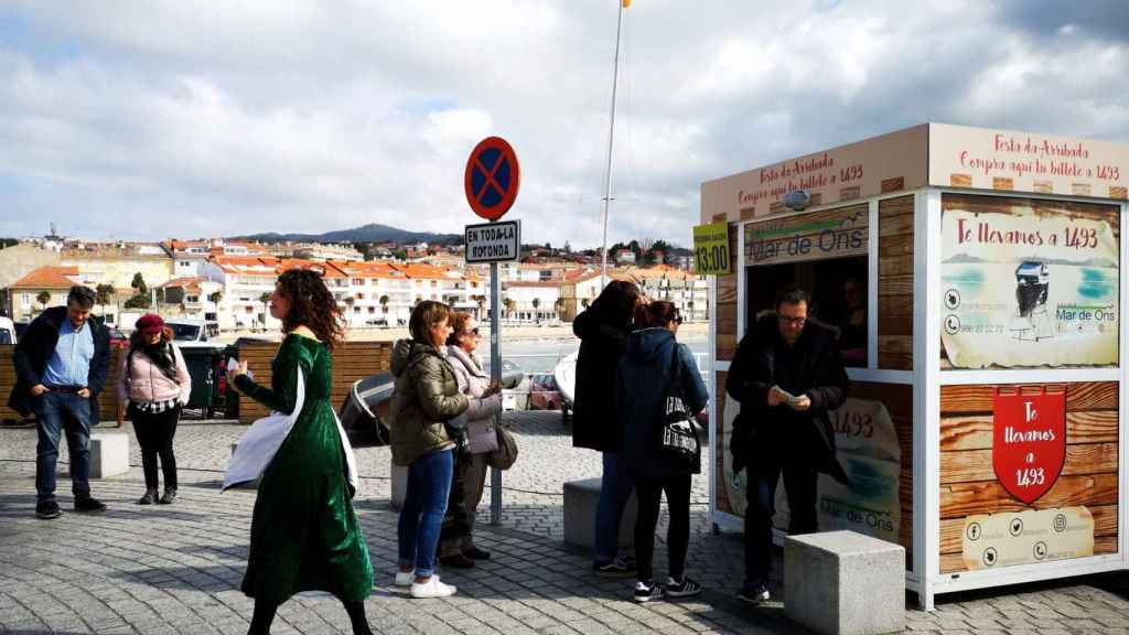 Venta de billetes en el puerto de Panxón.