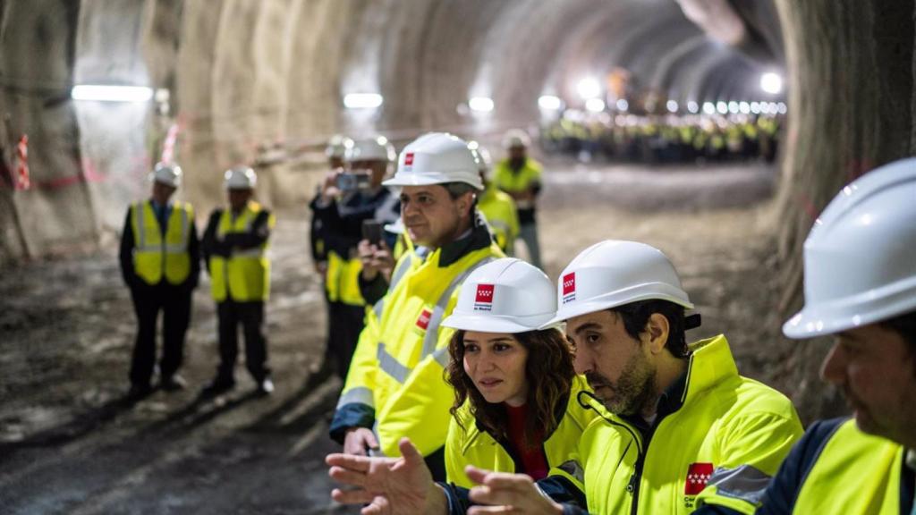 Isabel Díaz Ayuso en las obras de Metro de Madrid.