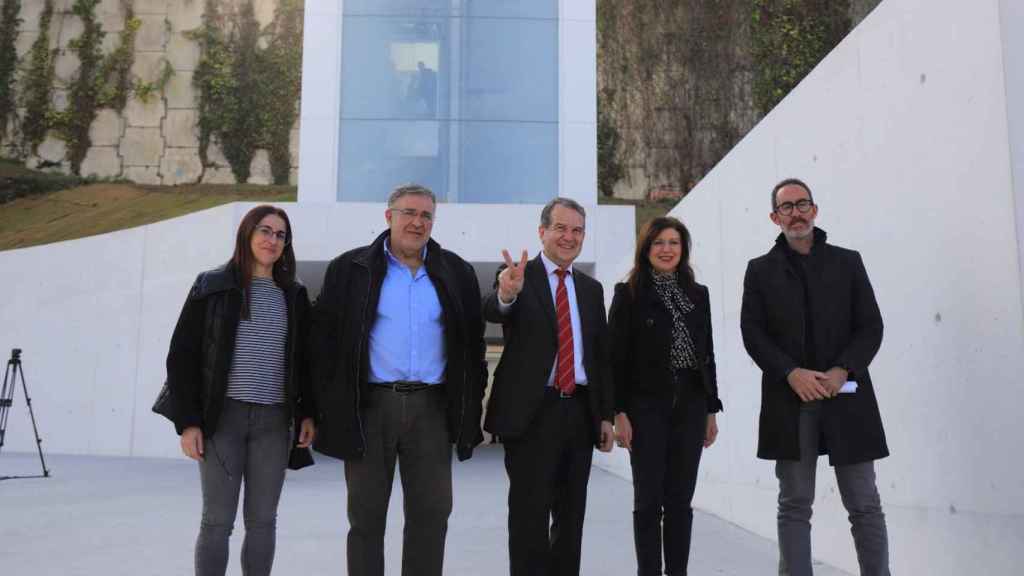 Visita del alcalde de Vigo, Abel Caballero, y los concejales María José Caride y Javier Pardo al ascensor Halo, a 20 de febrero de 2024.