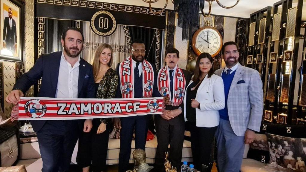 Víctor de Aldama, presidente del Zamora CF, recibiendo el premio al Mérito Fútbol por la Paz
