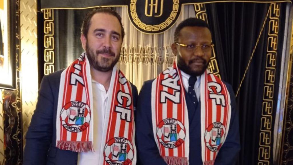 Víctor de Aldama, presidente del Zamora CF, recibiendo el premio al Mérito Fútbol por la Paz