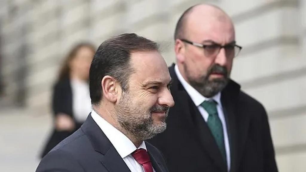 A la izquierda, el exministro de Transportes José Luis Ábalos. A la derecha, su asesor Koldo García.