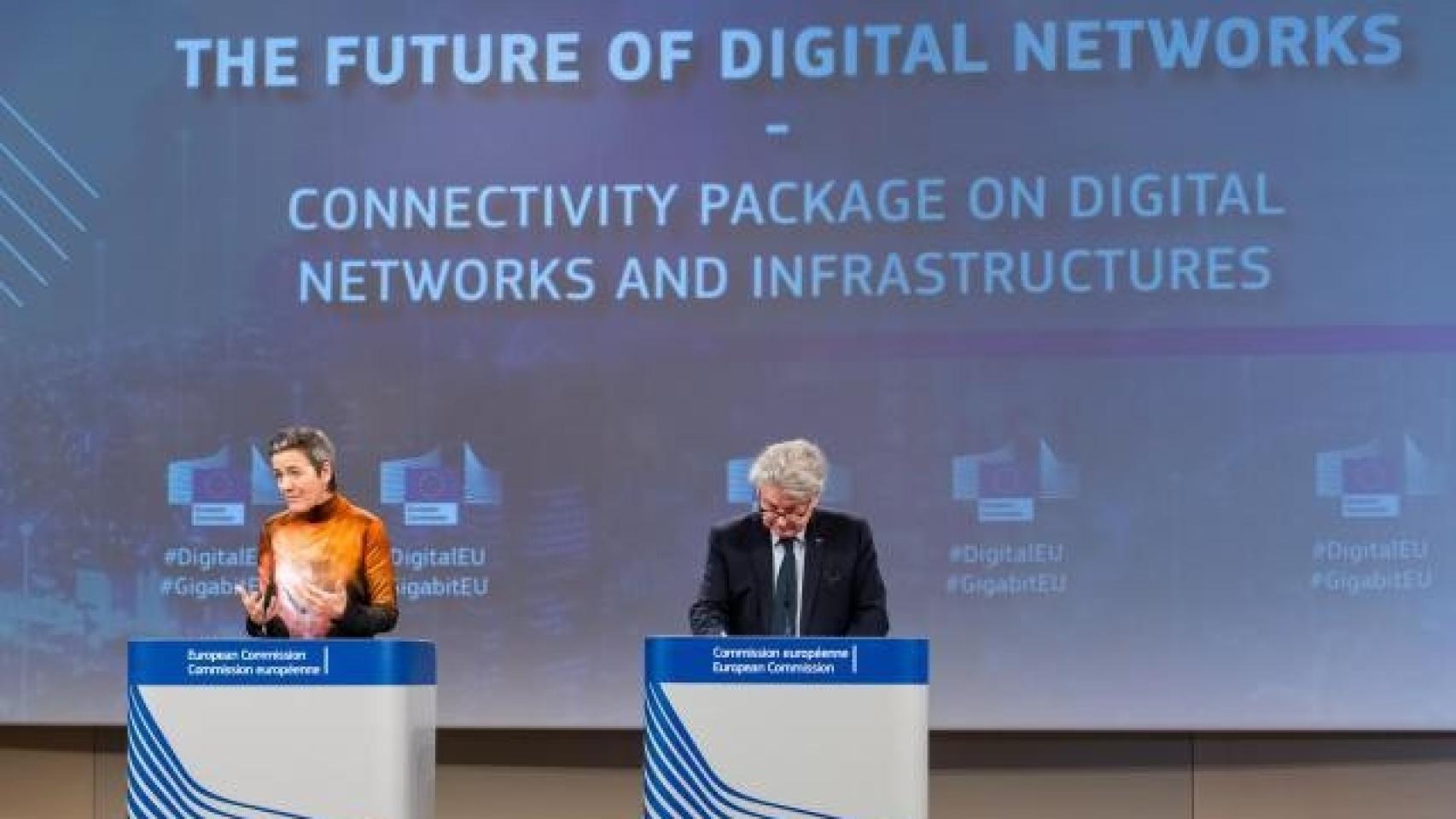 Margrethe Vestager, vicepresidente de la CE y responsable de Competencia, y Thierry Breton, comisario de Mercado Interior en una rueda de prensa.