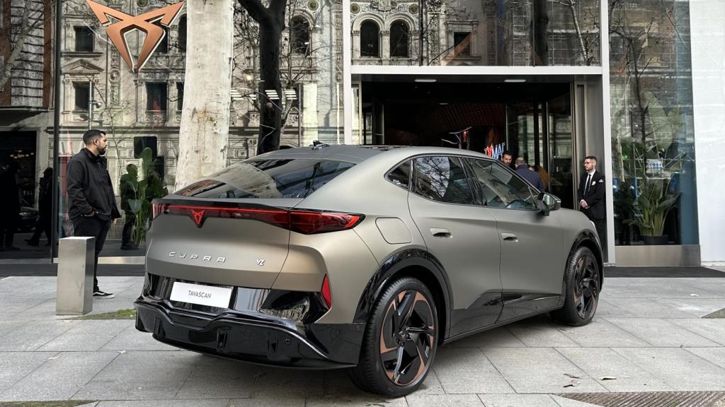 El Cupra Tavascan en la entrada del Cupra Garage City.