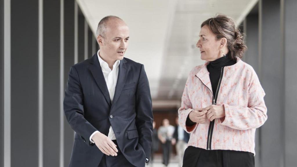 El consejero delegado de Inditex, Óscar García Maceiras, y la directora general de MSF España, Marta Cañas.
