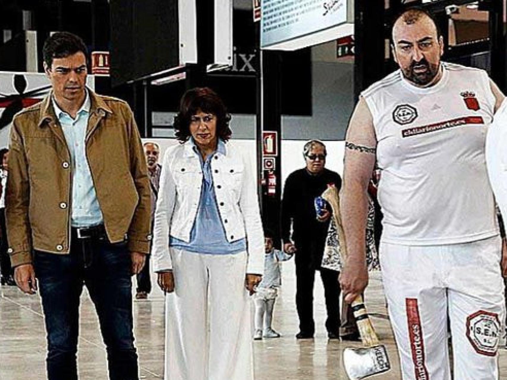 Koldo García durante una demostración de 'aizkolaris' en Pamplona ante la atenta mirada de Sánchez.