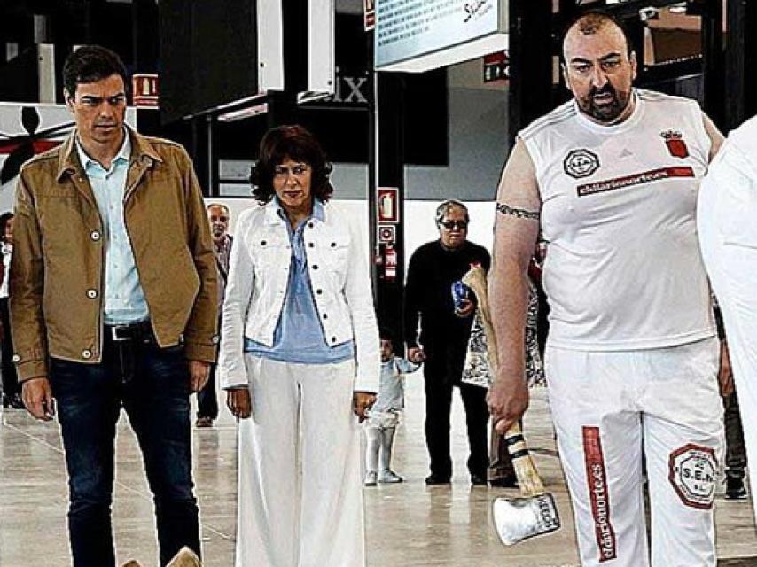 Koldo García durante una demostración de 'aizkolaris' en Pamplona ante la atenta mirada de Sánchez.