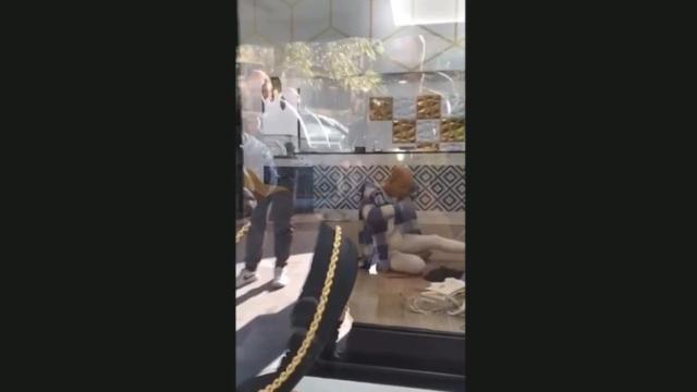 Un ladrón entra a robar en una joyería de Baena vestido de mujer.