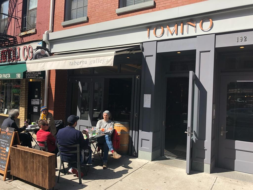 Entrada de la taberna gallega Tomiño, en Nueva York. Foto: Cedida