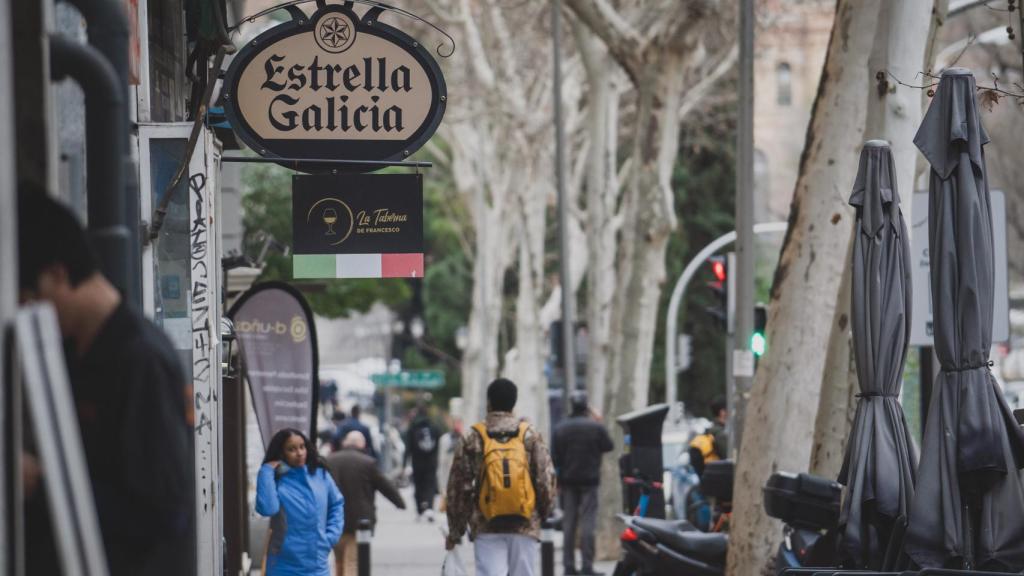 En Ríos Rosas es común encontrar banderas de Italia por las calles.