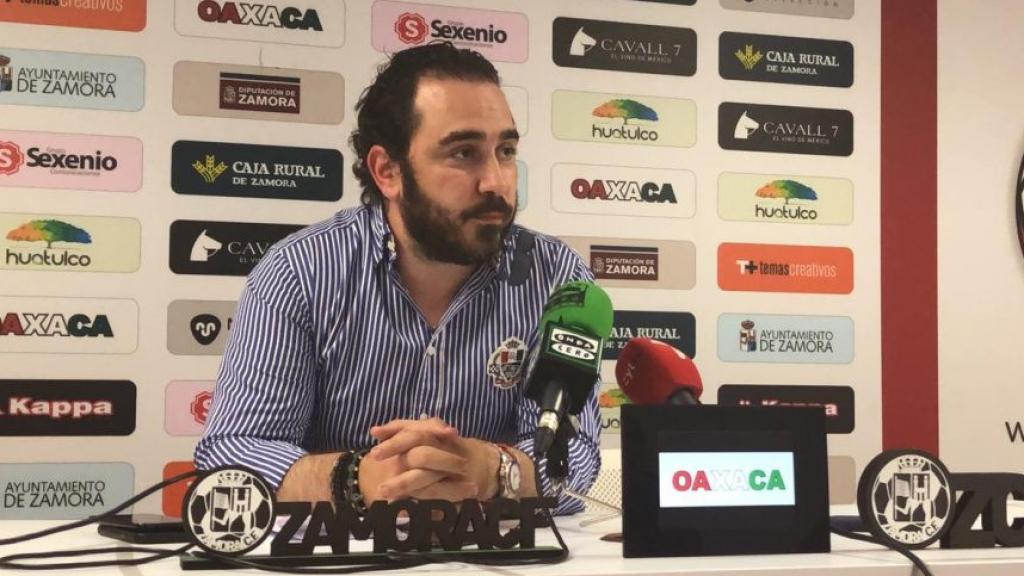 Víctor de Aldama atendiendo a los medios de comunicación