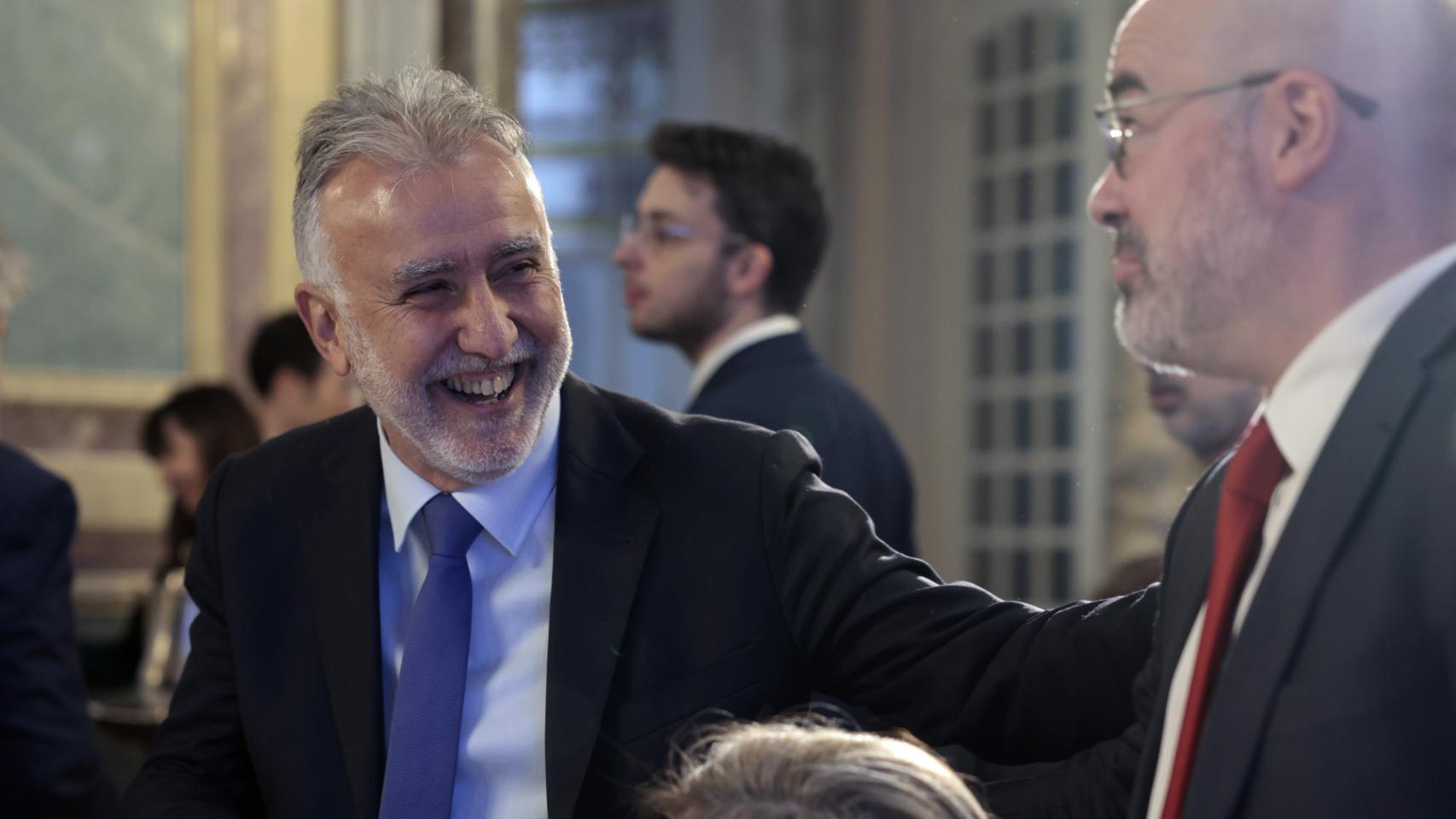 Ángel Víctor Torres, expresidente de Canarias y ministro de Política Territorial, saluda al delegado del Gobierno en Madrid.