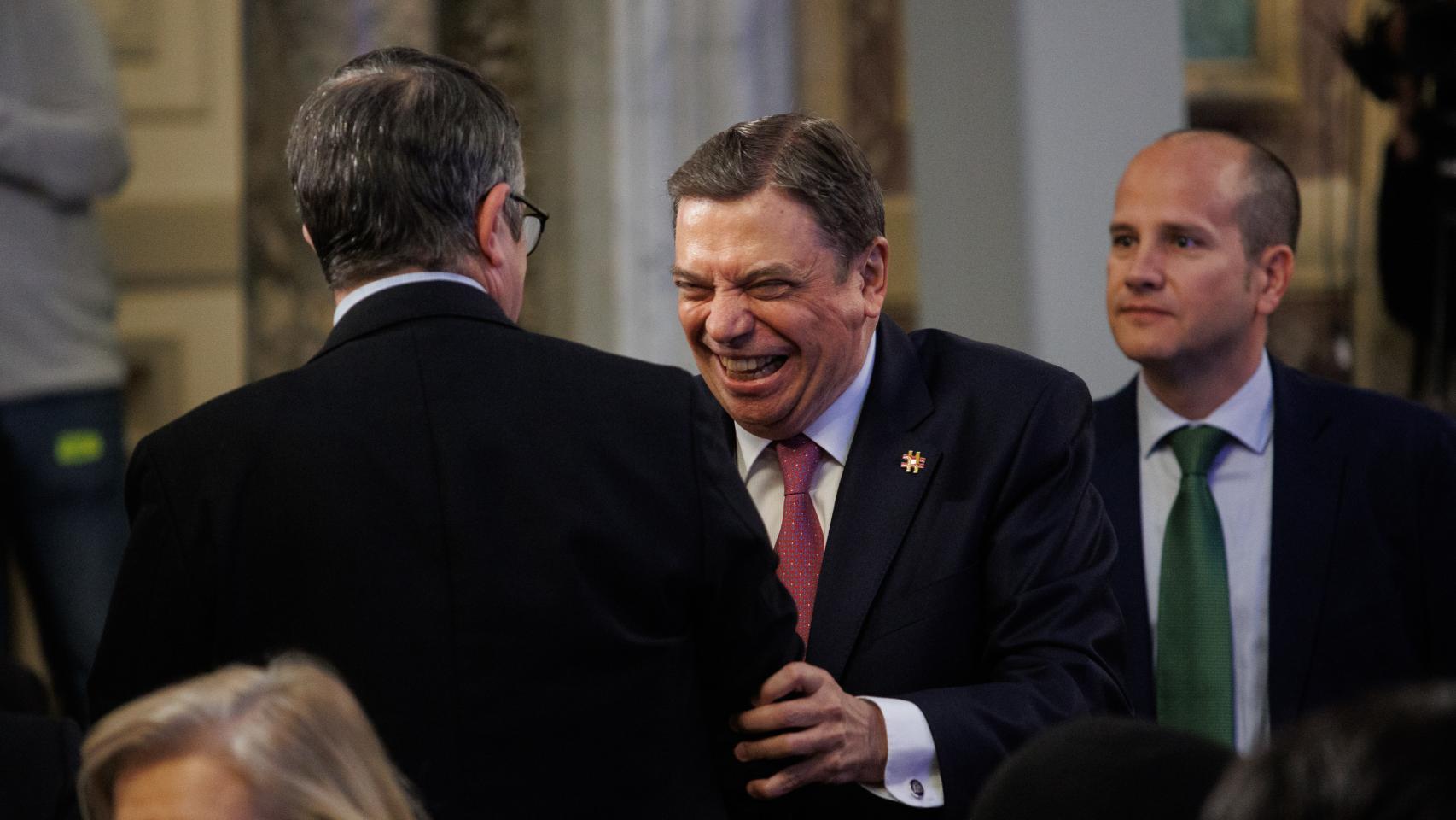 El ministro de Agricultura, Pesca y Alimentación, Luis Planas saluda al portavoz socialista, Patxi López