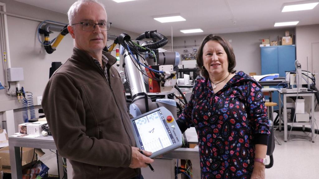 Alberto Ramil y Ana J. López en el Laboratorio de Aplicacións Industriais do Láser.