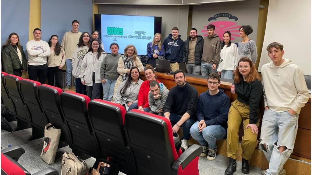 Los emprendedores de Chavs Clothing comparten su experiencia con los universitarios de Ferrol