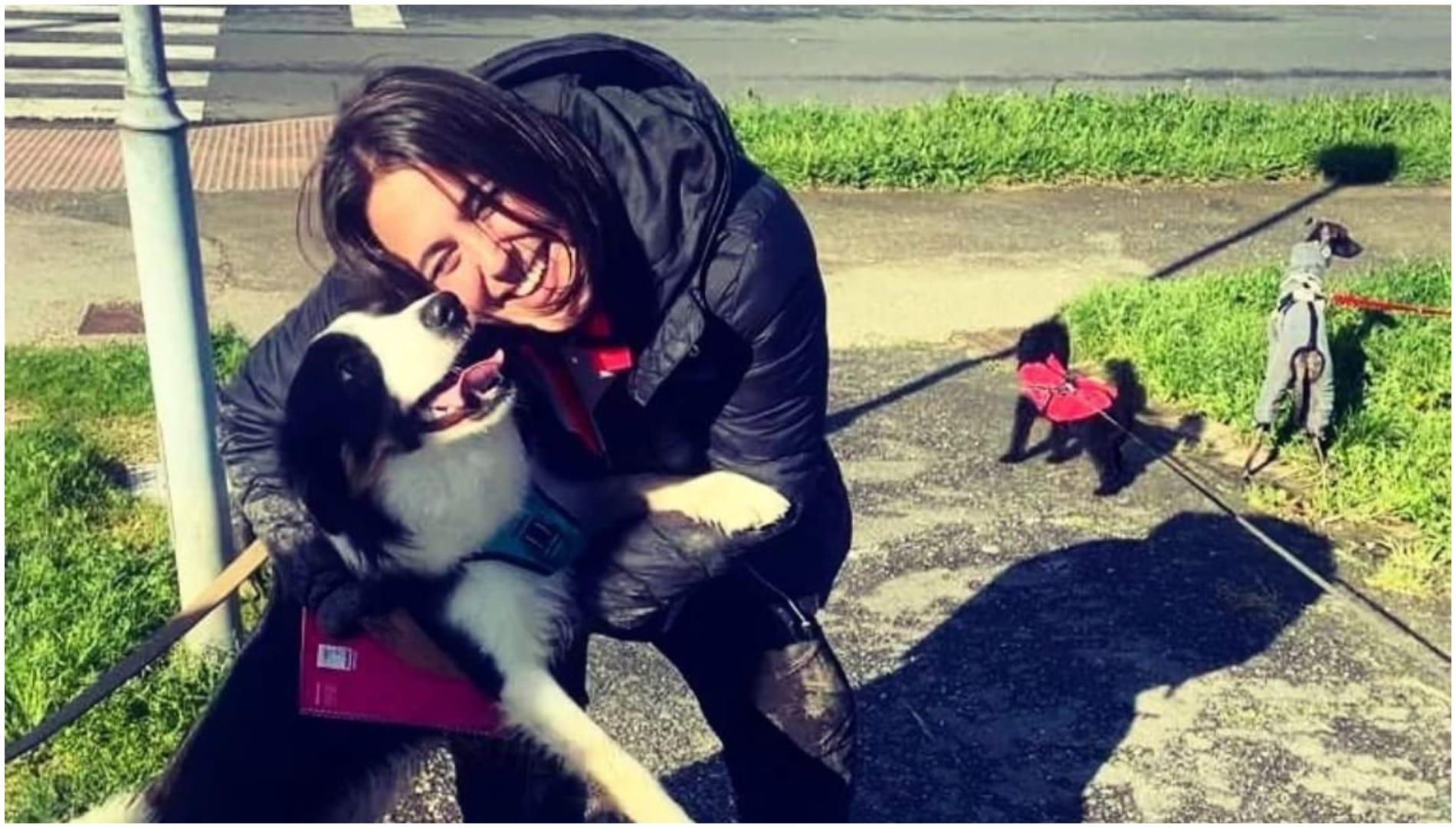 Luisa con uno de los perros (foto: cedida)