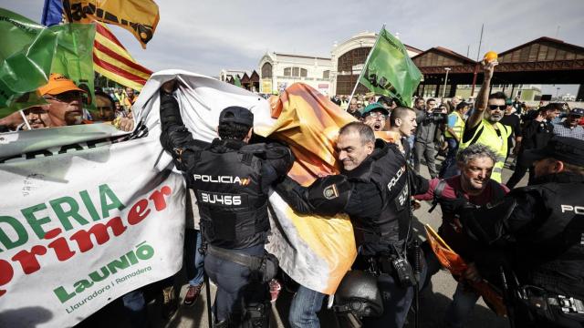 La policía trata de contener a los agricultores que se han concentrado este jueves en el Puerto de Valencia