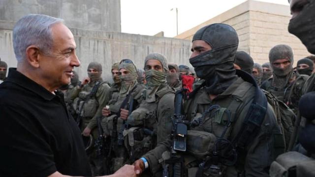 El primer ministro israelí, Benjamin Netanyahu, saludando a sus tropas el pasado mes de noviembre.