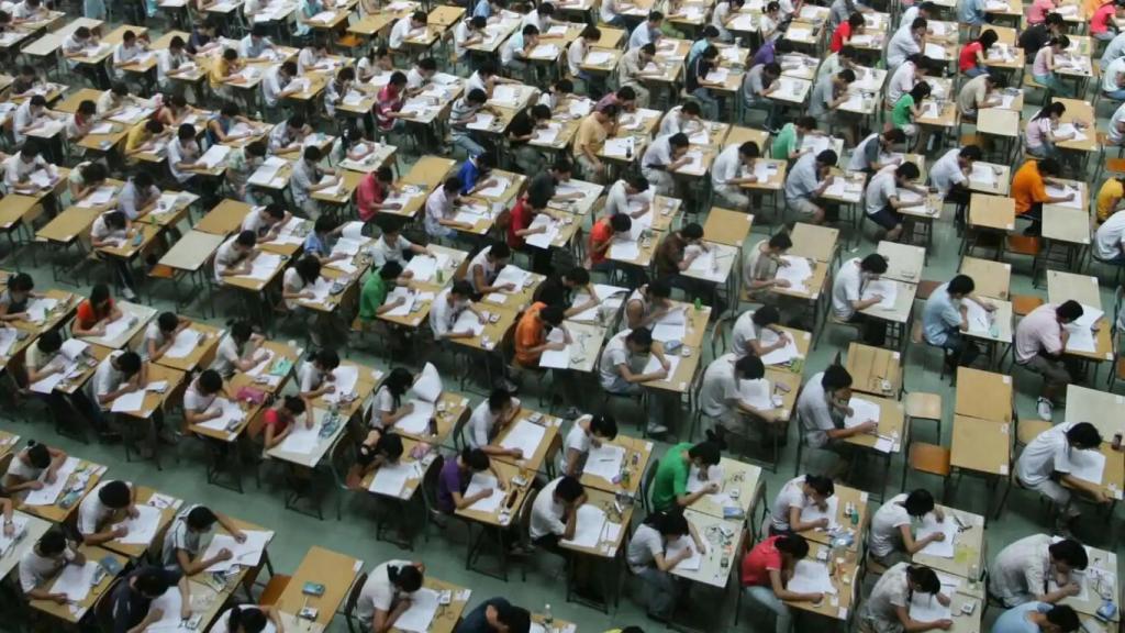 Varios aspirantes a unas oposiciones durante el examen.
