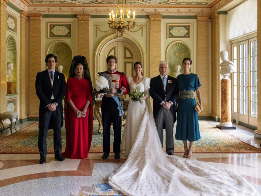 El conde de Osorno Carlos Fitz-James Stuart y Belén Corsini, acompañados por el duque de Huéscar, Matilde Solís, duque de Alba y Sofía Palazuelo, tras su enlace matrimonial en 2022.