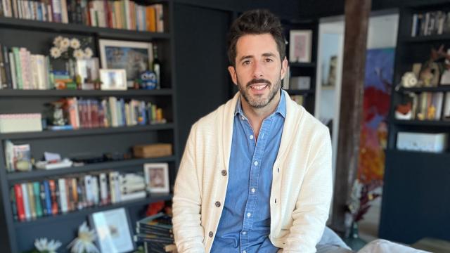 JJ. Arevi, escritor y farmacéutico.