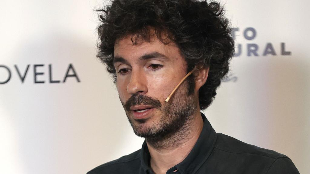 El periodista Luis García-Rey, entrevistado tras el fallo del Premio Primavera de Novela. Foto: J. P. Gandul / EFE