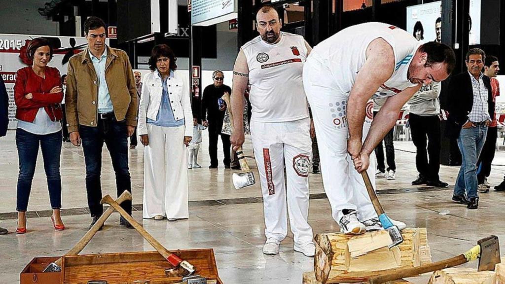 Koldo y Patxi haciendo una demostración ante la atenta mirada de Pedro Sánchez en 2014.