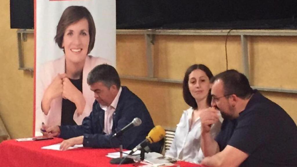 Koldo junto a su mujer, Patricia Úriz, y Santos Cerdán.