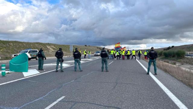 Corte de carretera por un grupo de agricultores en Peñaranda