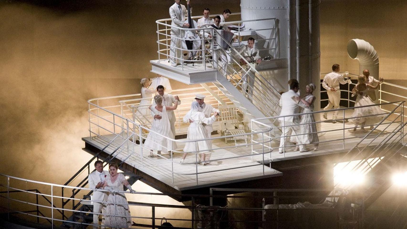 El trasatlántico, parte fundamental de la puesta en escena de 'La pasajera'. Foto: Karl Foster Bregenzer Festspiele