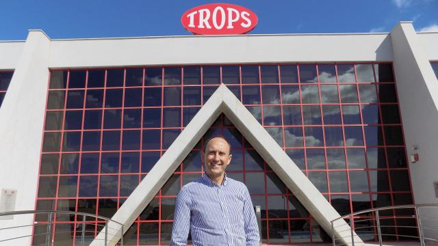 Enrique Colilles posa en la puerta de Trops, que ha sido su empresa 26 años y que dejará en marzo.