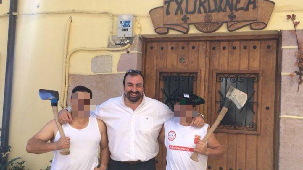 Koldo junto a dos 'aizkolaris'.