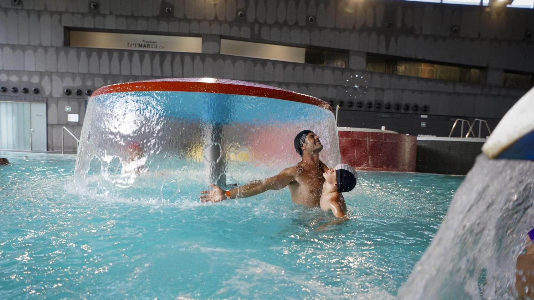 Imagen de una familia disfrutando de Termaria Casa del Agua.