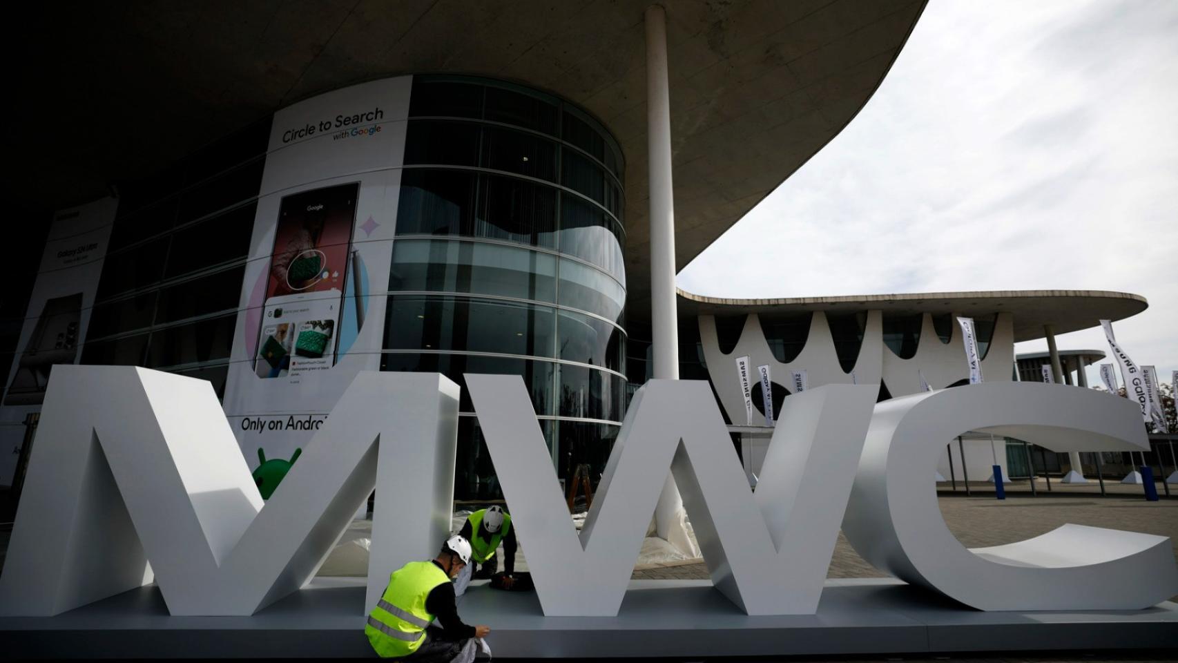 Exteriores de la Fira de L'Hospitalet de Llobregat (Barcelona) durante los preparativos de la edición de 2024 del MWC.