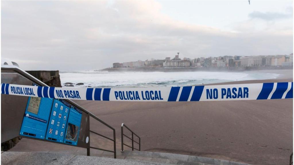 Uno de los cordones policiales situados en el paseo