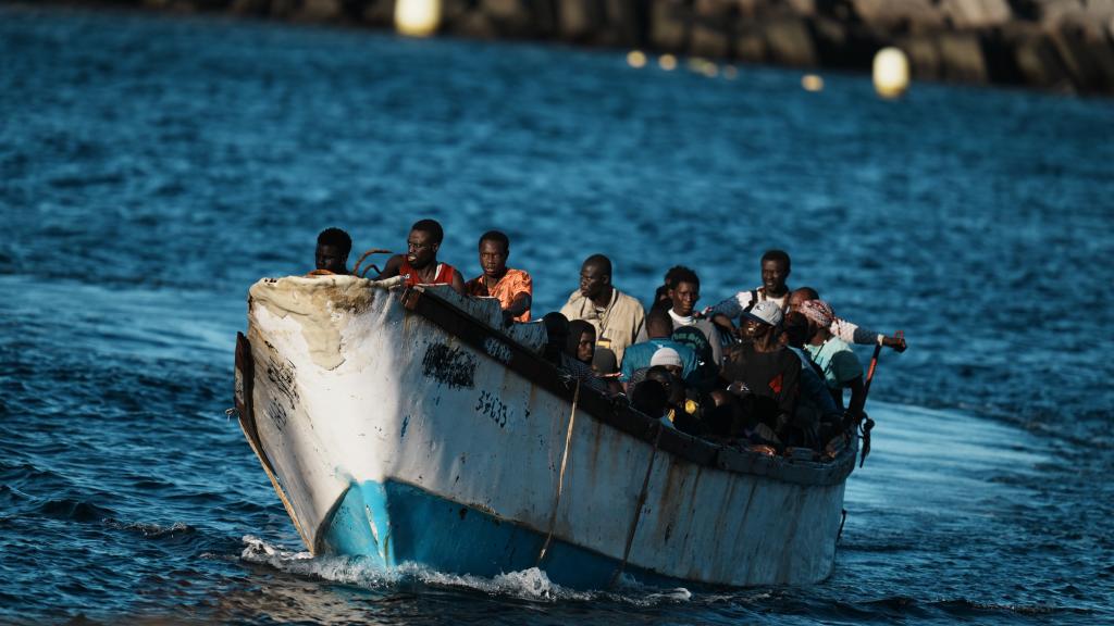 Migrantes irregulares llegando en un cayuco a El Hierro, en una imagen de archivo.