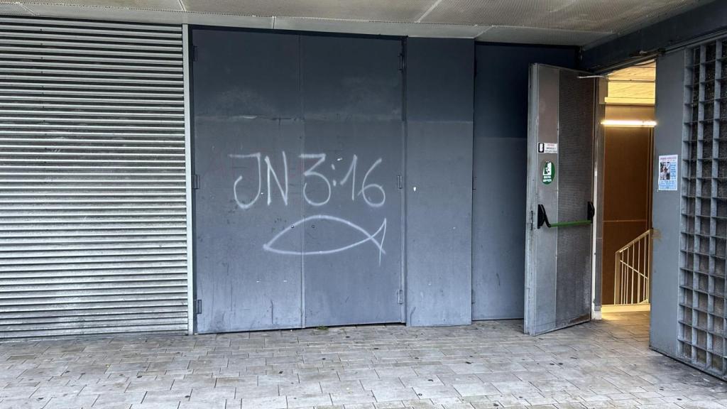 Aparecen grafitis bíblicos en el mercado de las Conchiñas de A Coruña