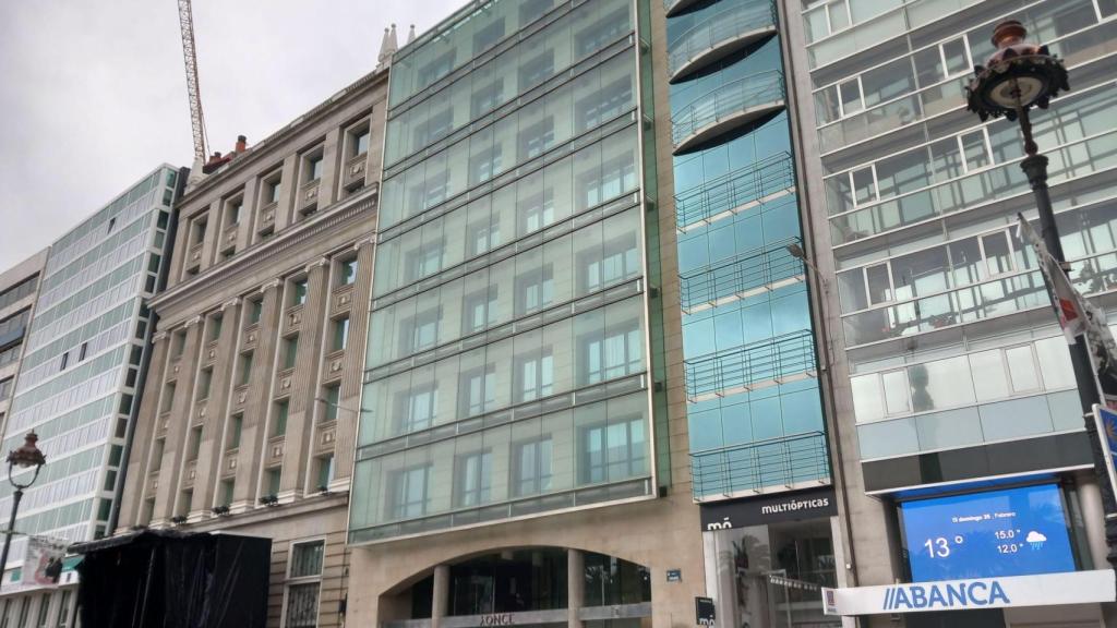 El edificio de la ONCE de Mateu i Bausells en A Coruña, una galería postmoderna