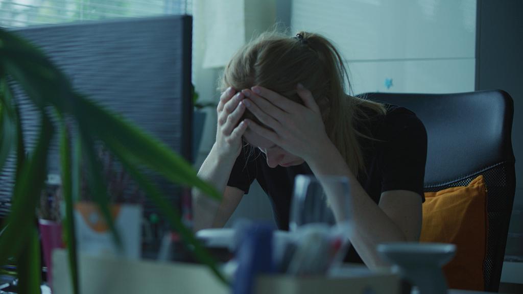 Una mujer deprimida en el trabajo