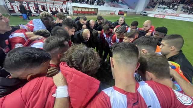 El primer equipo del Zamora CF se reúne durante un partido