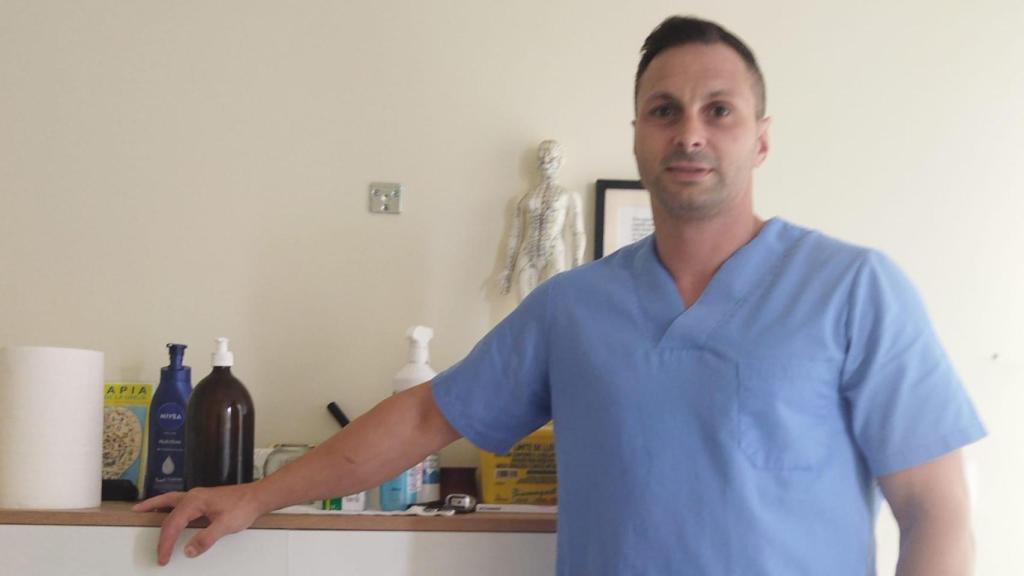 El masajista, osteópata y acupuntor José Luis González.