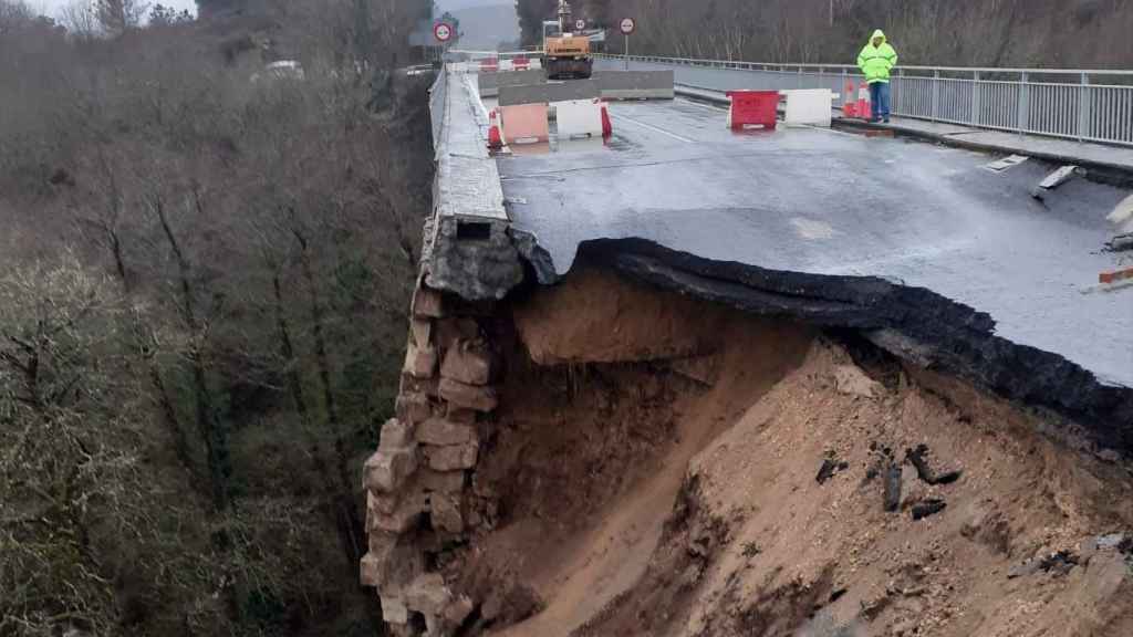 Parte del puente hundido en Xunqueira de Espadanedo.