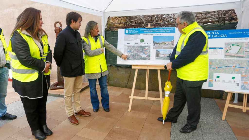 La conselleira de Infraestructuras y Movilidad en funciones, Ethel Vázquez, durante su visita a las obras de la Avenida de Galicia.